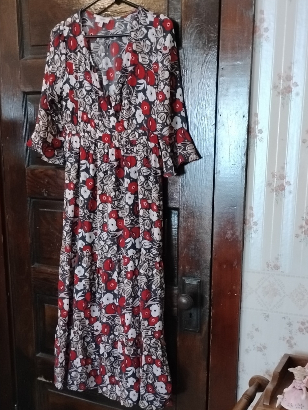Hayden Floral V-Neck Maxi Dress in Red and Black Size Medium
